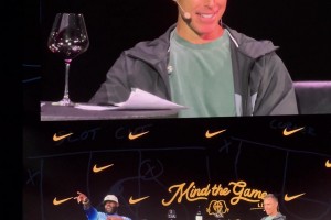 笑嘻了！詹姆斯在活動(dòng)現(xiàn)場(chǎng)喊話尼克斯球迷：明年進(jìn)總決賽？