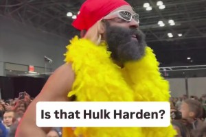 ??啥造型啊？好久沒(méi)露面的登哥參加活動(dòng) 也是好好打扮了一番