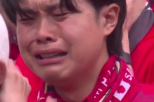 巨難受！球隊遭國米逆轉(zhuǎn)出局！浦和紅鉆球迷傷心痛哭落淚！