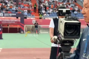 足協(xié)杯山東泰山VS成都蓉城，賽前兩隊(duì)主帥崔康熙與徐正源寒暄