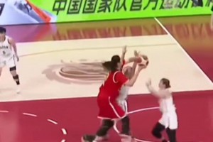 日本隊(duì)員防守不斷上小動(dòng)作，看張子宇是怎么強(qiáng)吃她的??????