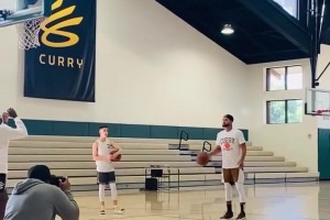 一邊運(yùn)球一邊投籃，庫里的協(xié)調(diào)性真的沒的說