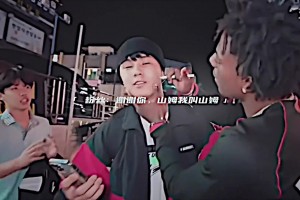 玩的花！粉絲請求甲亢哥在臉上簽名，甲亢哥直接畫了個“擎天柱”