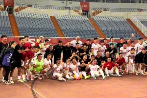 成都蓉城晉級足協(xié)杯1/4決賽，賽后向遠(yuǎn)征球迷謝場致敬