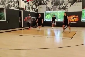 杰倫-格林今日繼續(xù)強(qiáng)化中距離跳投訓(xùn)練