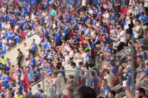 現(xiàn)場(chǎng)申花球迷高唱：足協(xié)站在你的身后，XX伴你左右！