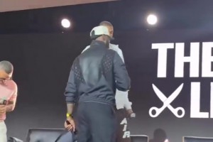 詹姆斯跟文班亞馬在舞臺(tái)上“聯(lián)手”了??