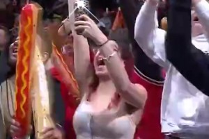 快速捕捉到場邊豐滿美女慶祝，攝影師要加雞腿?。??