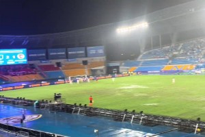 疑似足協(xié)到場？南通主場球迷對著場邊一群人怒喊：滾出去??！