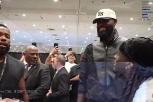 詹姆斯出鏡頂流網(wǎng)紅Kai cenat直播 現(xiàn)場(chǎng)狂熱球迷獲得簽名球衣