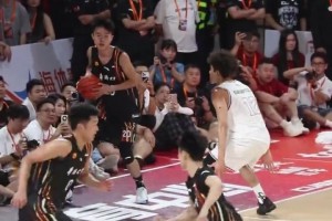 還能這么玩？！華僑大學(xué)離奇的底線發(fā)球戰(zhàn)術(shù)，把對手都搞麻了！