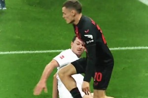 身體素質(zhì)無(wú)敵了！43歲伊布跳上泳池漂浮墊絲滑連接倒鉤打門(mén)！