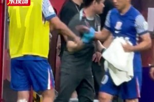 于漢超替補(bǔ)上場(chǎng)又傷退，大腿后側(cè)緊急敷上冰塊