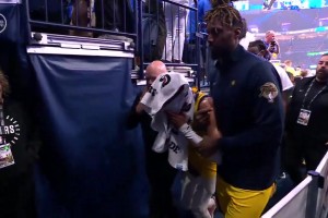 讓人揪心啊??！哈利無對(duì)抗受傷痛苦倒地隨后被攙扶離場(chǎng)