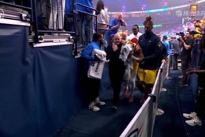 最無法接受的這樣的場(chǎng)景！哈利受傷被攙扶離場(chǎng)老父親掩面心痛