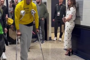 足夠偉大的賽季！哈利伯頓拄著雙拐落寞離開球館????