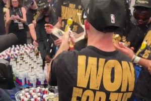 咱有經(jīng)驗(yàn)！卡魯索率先打開香檳??其他人還在手忙腳亂??