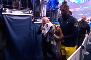 哈利伯頓蓋著毛巾被攙扶回更衣室????老父親痛苦掩面