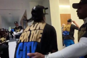 迫不及待了！杰倫威飛奔回更衣室戴上護(hù)目鏡：我的香檳呢??