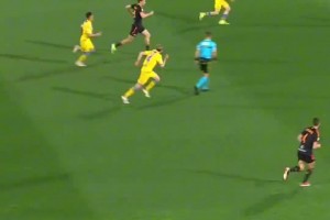 你跟我說這是中后衛(wèi)？！懷森這球，夠不夠驚艷 ??