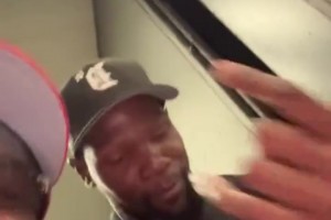 交易到火箭 杜蘭特現(xiàn)場(chǎng)被采訪：比劃這手勢(shì)是起飛嗎??