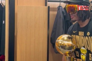 觀眾們真有活?。≌材匪箘傊v話，底下發(fā)出此起彼伏山羊的聲音！