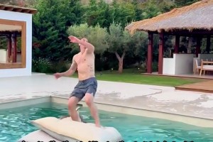 你大爺還是你大爺！伊布跳上泳池漂浮墊絲滑連接倒鉤