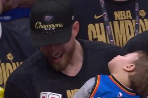 奪冠香檳準(zhǔn)備好??！盡情享受專屬于雷霆全體球員的香檳浴??