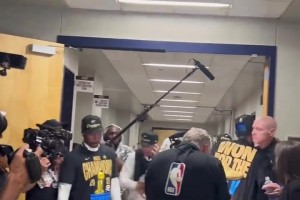 老帥風(fēng)度！卡萊爾在球員通道祝賀亞歷山大??