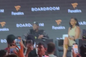 太有節(jié)目效果了??KD現(xiàn)場突然得知被交易笑容滿面！全場炸鍋！