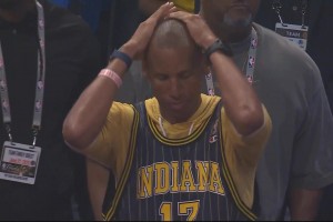 哈利重傷被攙扶出場(chǎng)??哈利父親表情揪心，雷吉-米勒痛苦抱頭