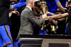 ??此刻經(jīng)典已成！慢鏡頭下SGA舉起FMVP獎(jiǎng)杯實(shí)至名歸！