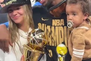 人生贏家！收獲賽季大滿貫的亞歷山大抱著妻兒合影慶祝??