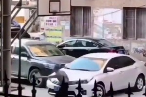 大爺在小區(qū)籃球場投籃砸到小轎車，你站哪一邊？??????