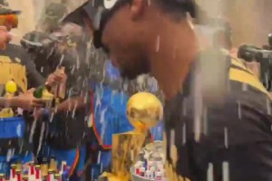 ??雷霆更衣室香檳派對(duì) ??亞歷山大開慢了被隊(duì)友一陣狂噴??