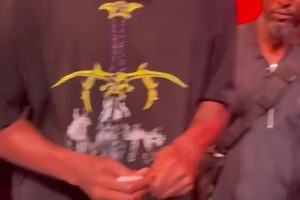 開(kāi)心哈！杜蘭特在Nike展臺(tái)上為球迷簽名~