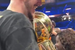 離開湖人之后再次拿到冠軍！亞歷山大的父親賽后祝賀卡魯索