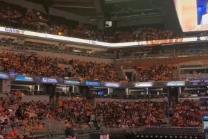 搶七觀賽團(tuán)！步行者主場(chǎng)座無虛席 他們期待見證歷史??