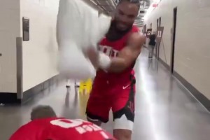 交易了！狄龍此前球員通道暴打火箭熊 這畫(huà)面以后再也看不到了~