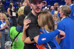 卡魯索奪冠后和嬌妻甜蜜擁抱，抱這么緊不怕汗臭味么？??