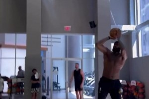 轉(zhuǎn)型三分射手？詹姆斯曬最新訓(xùn)練視頻：苦練外線投射??????