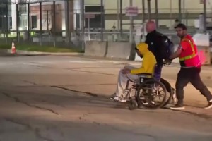 期待滿血歸來！哈利伯頓坐著輪椅 球迷們瘋狂大喊“哈利”