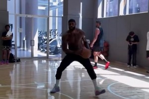 備戰(zhàn)新賽季！詹姆斯訓(xùn)練新技能：金雞獨立三分??????