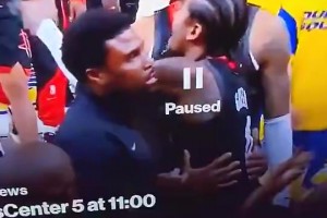 小伙還挺照顧女記者！杰倫-格林此前扶膝接受孟超采訪！