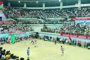 臥槽，這也太壞了！重慶一籃球賽中沖突，觀眾席有人往場內(nèi)扔鋼盆