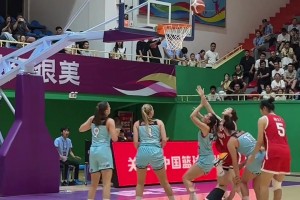 揪心！李雨汧突破途中重重摔倒在地！希望所有運動員能遠離傷病！