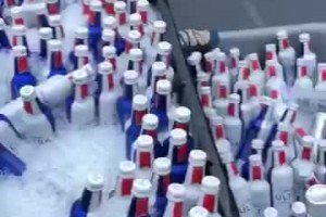 雷霆這幫小年輕不僅不會開香檳，酒量也不行啊??還留了這么多！