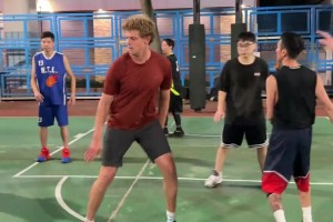 ??一大波人在看一大波人打球...