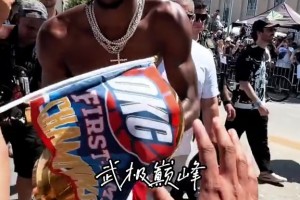 亞歷山大在雷霆奪冠巡游中與球迷一起慶祝！