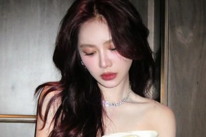 娜姐也是好身材！美娜一身白色禮服裝：今天不是53是35了??